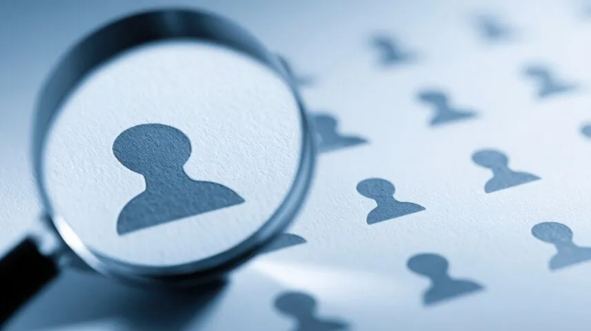 고객들을 형상화하고 돋보기를 비추고있는 이미지