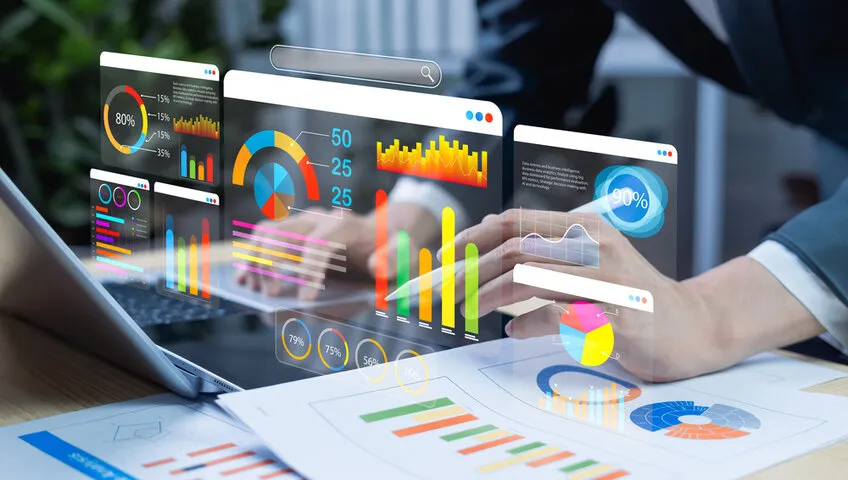 웹사이트 분석 대시보드 그래프와 전환율 데이터를 모니터링하는 모습