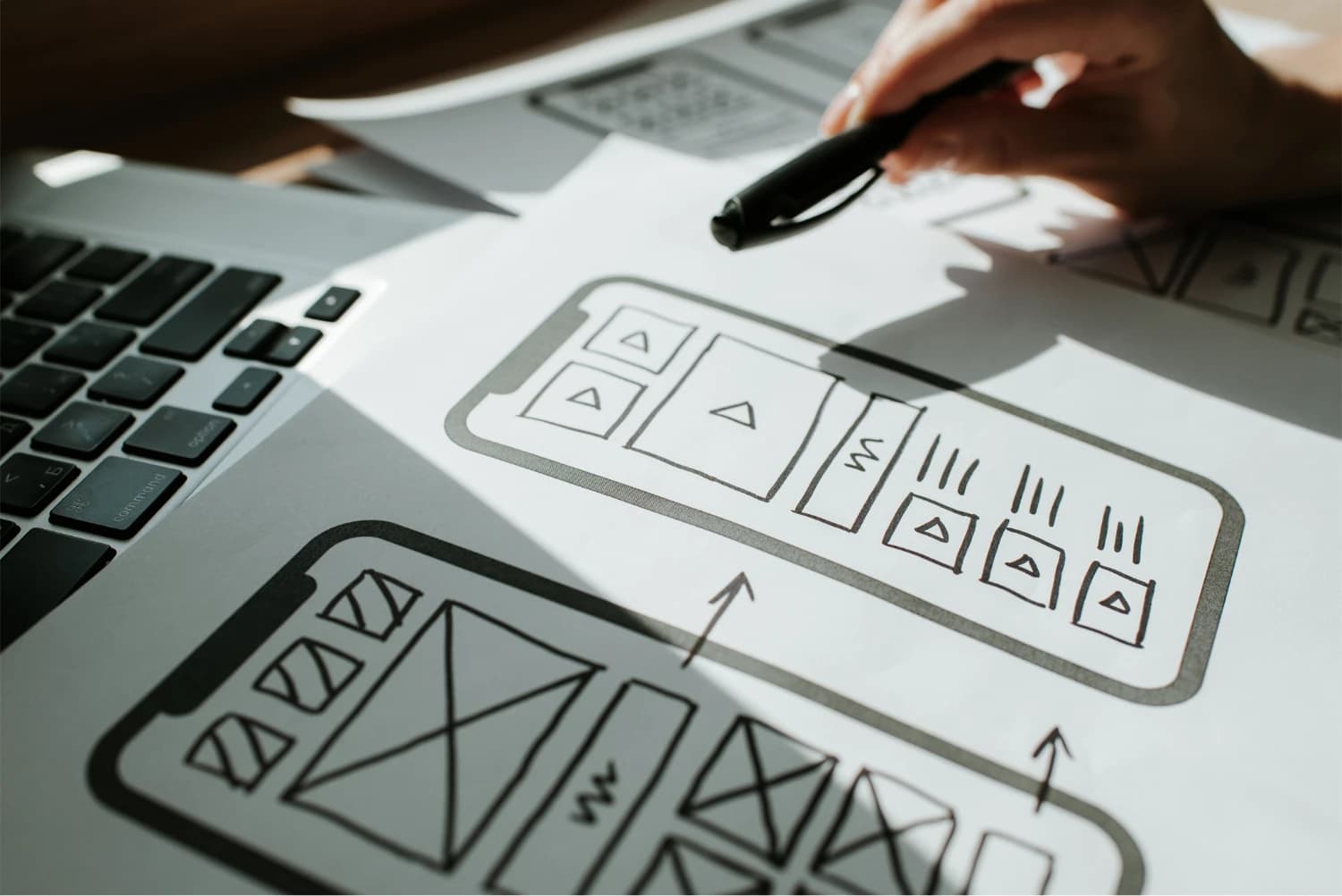 모바일 화면의 와이어프레임을 검토하며 사용자 경험 구조를 설계하는 장면