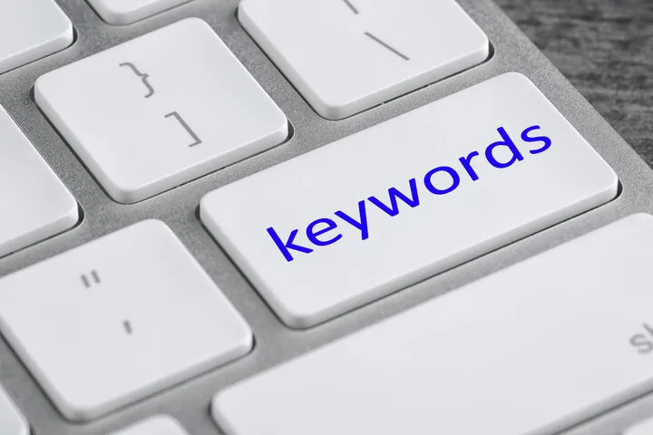 검색창에 키워드를 입력하는 사용자의 손과 분석 그래프