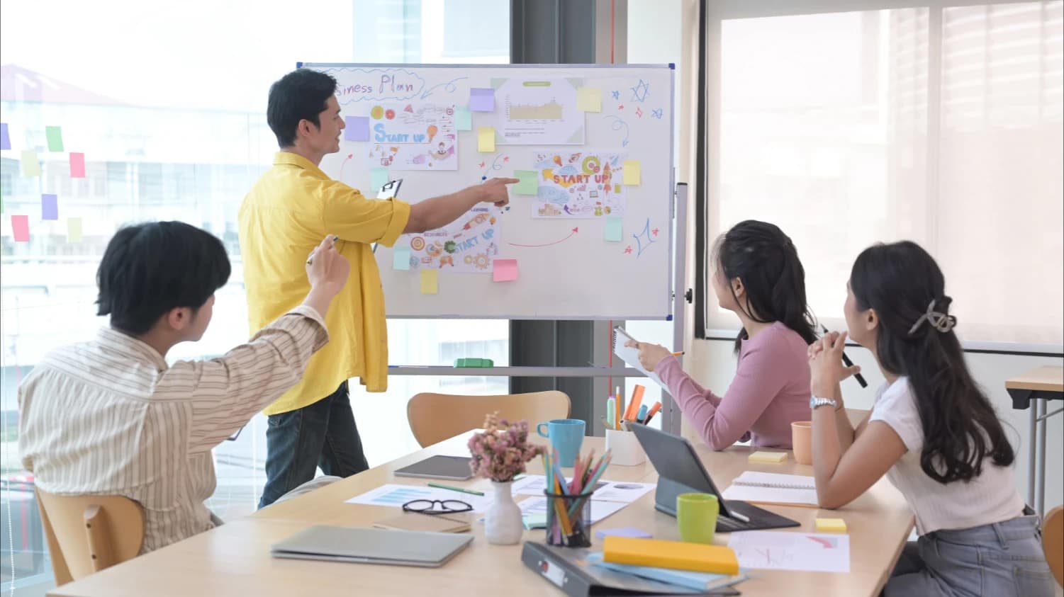 기획 회의에서 방향성을 논의하는 장면