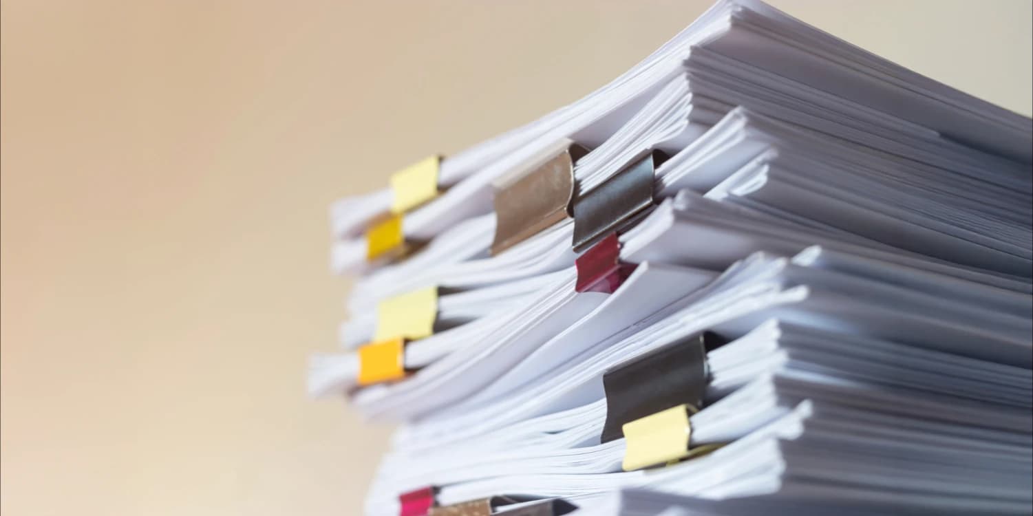 자료를 정리하며 프로젝트를 준비하는 모습